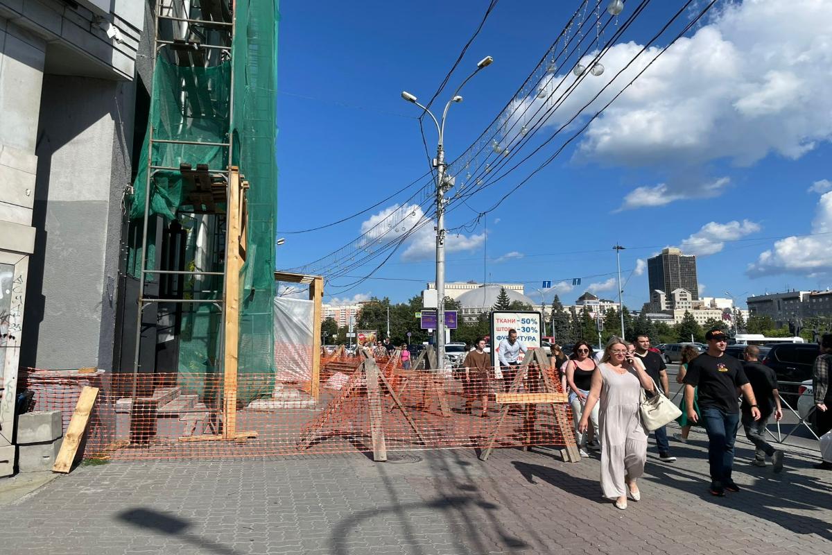 Выгнали людей на дорогу: тротуар завалили стройматериалами в центре Новосибирска