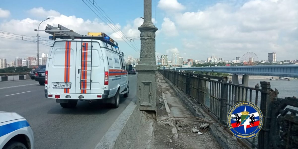 Школьницу заметили за ограждением моста в Новосибирске