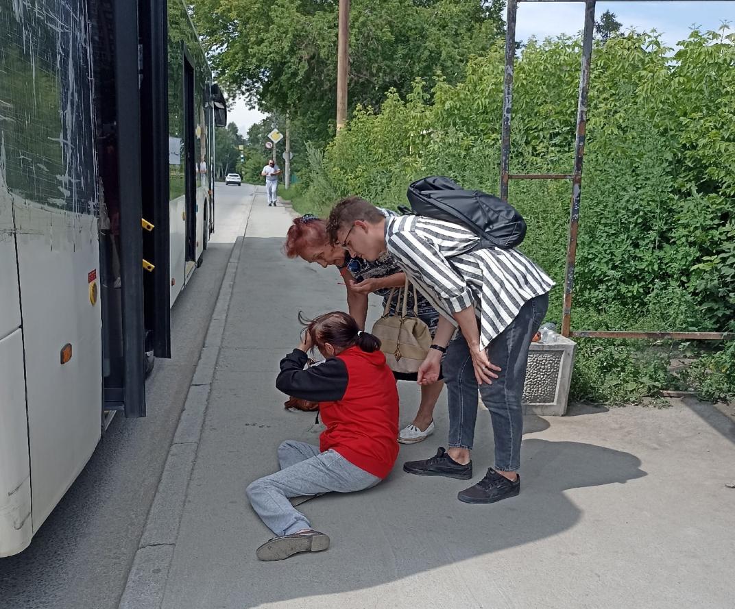 Женщина выпала из автобуса в Новосибирске: инцидентом заинтересовался Бастрыкин