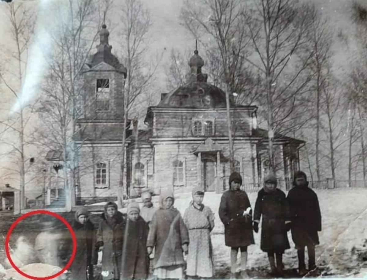 Фотография с мальчиком-призраком у старинного храма озадачила новосибирцев