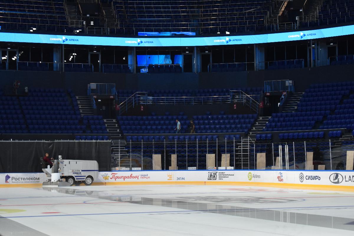 На «Сибирь-Арене» заливают лед перед первым матчем (ФОТО)