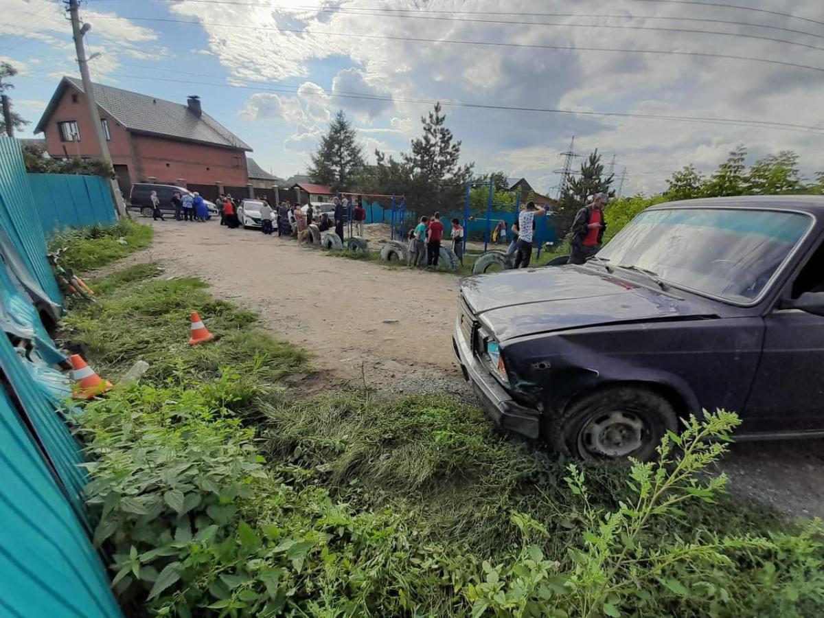 В Новосибирске водитель без прав вдавил в забор велосипедиста