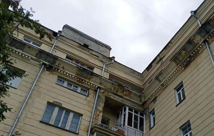Памятнику архитектуры отказали в ремонте в Новосибирске – со здания летят кирпичи