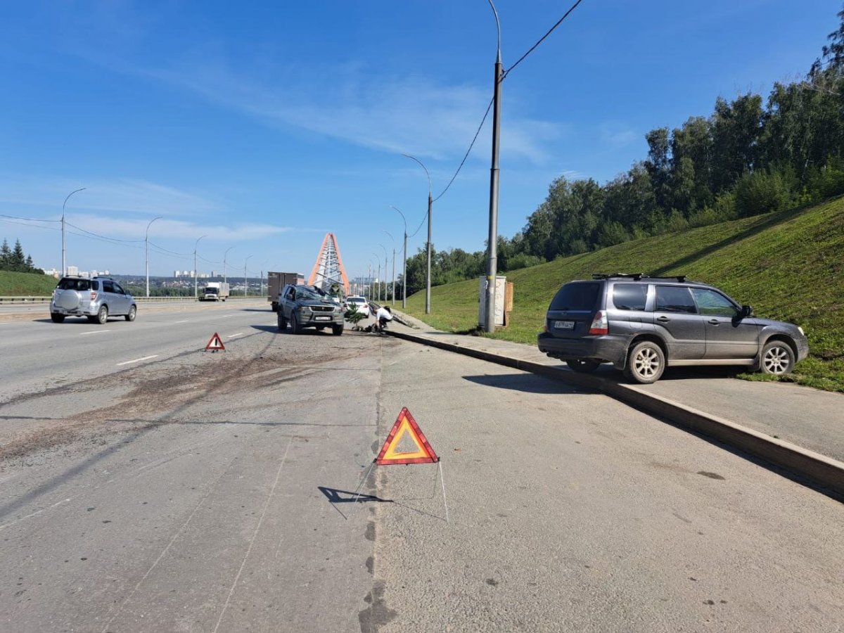 Две иномарки столкнулись на Бугринскому мосту