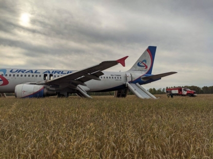 «Нам кричали – убегайте»: самолет экстренно пришлось садить в сибирском поле – что известно о ЧП