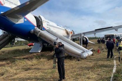 «Мы слышали скрежет»: пассажиры севшего на поле самолета рассказали, что им пришлось пережить