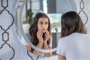 Внимательно посмотрите в зеркало: сигналы о болезнях, которые подает ваше лицо