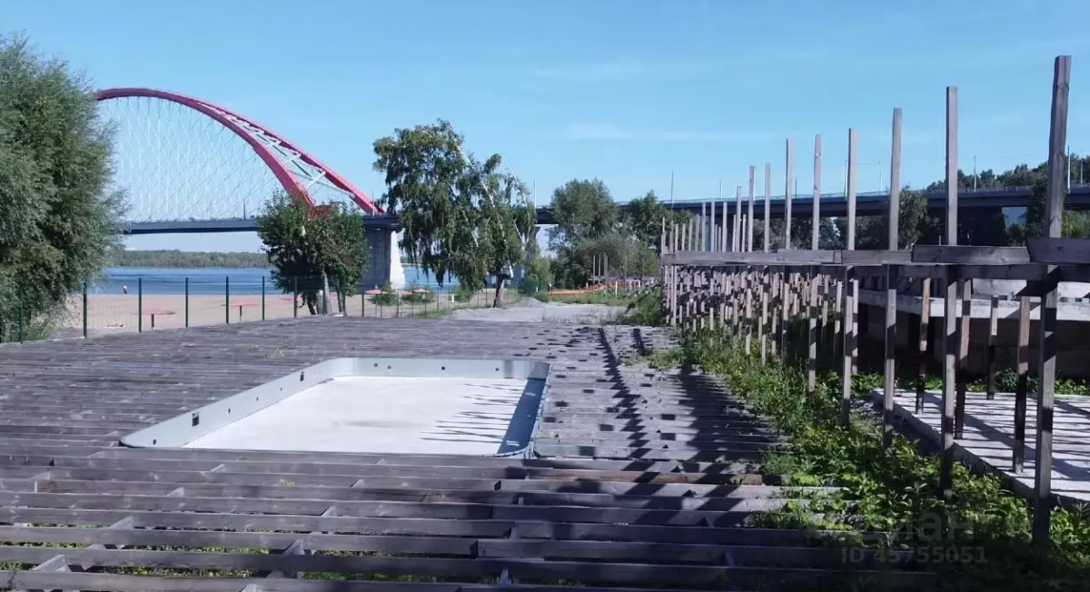 Мэрия требует снести недостроенный комплекс бассейнов у Бугринского моста