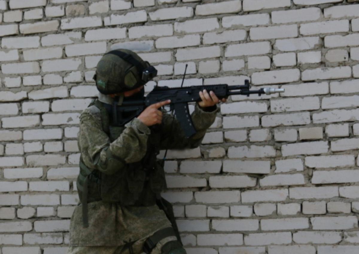 Под Новосибирском спецназ выбил из воинской части условную ДРГ