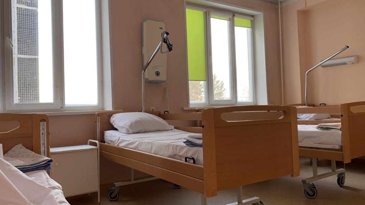 «Снимки требовал муж»: медсестра объяснила селфи с голой пациенткой в  роддоме