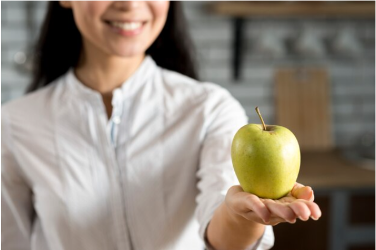 Яблоки для организма мужчины. Яблоко здоровья. Зеленое яблоко в женской руке. Ест яблоко. Женская рука держит яблоко.