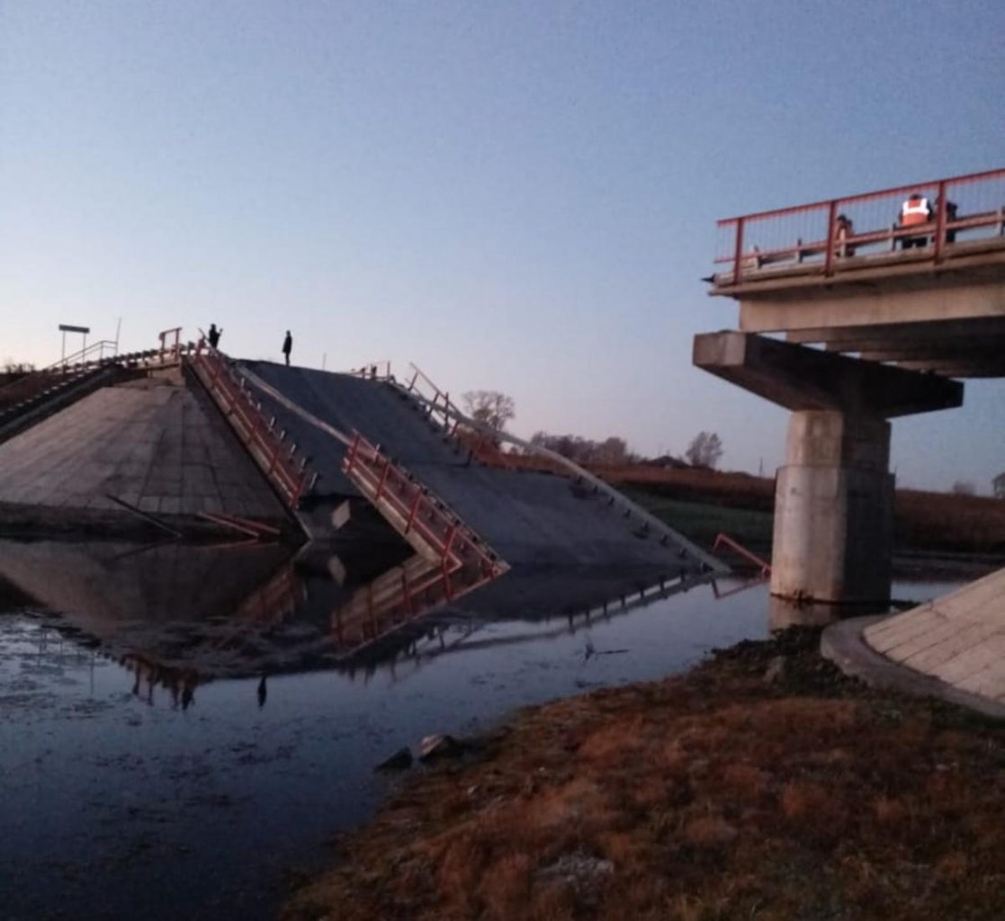 «Полотно уже проседало»: глава поселка, где обрушился мост, прокомментировал ЧП