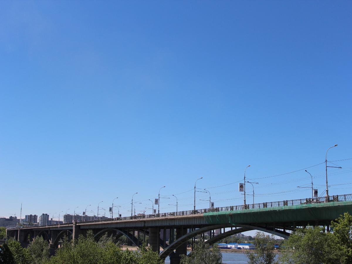 Октябрьский мост не признали памятником из-за демонтажа чугунного ограждения