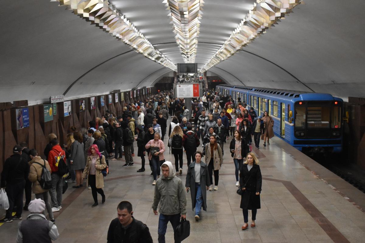 Актеры читают пассажирам новосибирского метро рассказы Горького