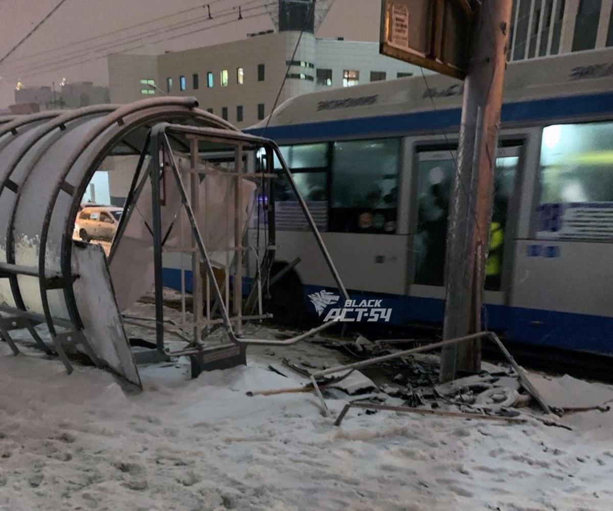 Автомобилист снес остановку в центре Новосибирска