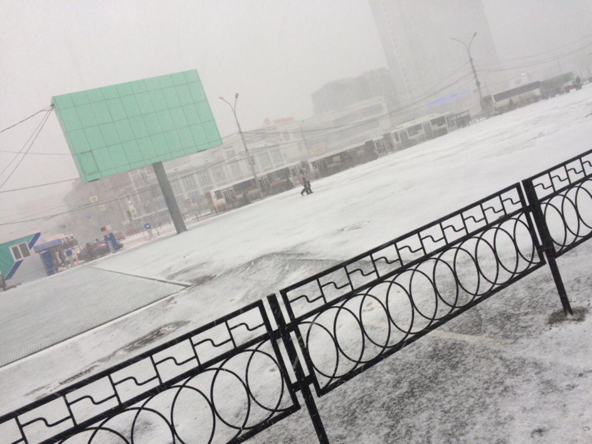 40 тысяч человек без света, сорванные крыши и отмененные уроки: последствия бури в Новосибирской области