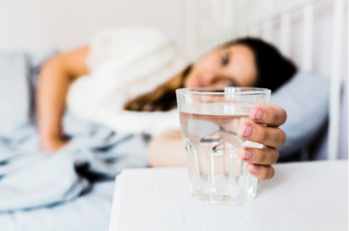 Почему нельзя пить воду, оставленную на ночь в стакане возле кровати