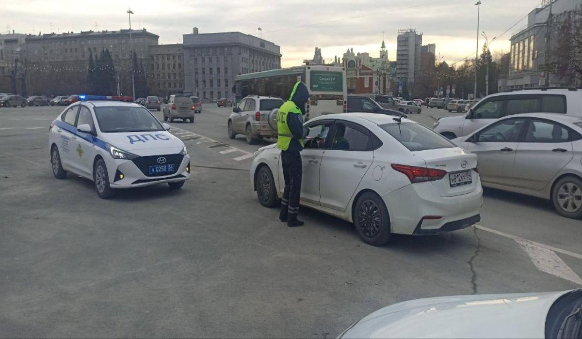 В Новосибирске автоинспекторы ловят таксистов-нарушителей