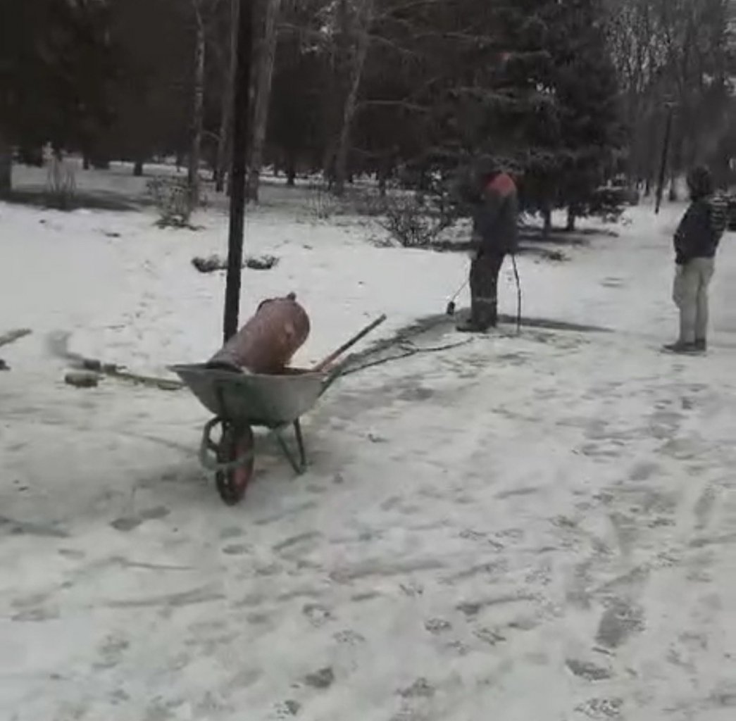 В Первомайском сквере рабочие плавят снег и кладут плитку