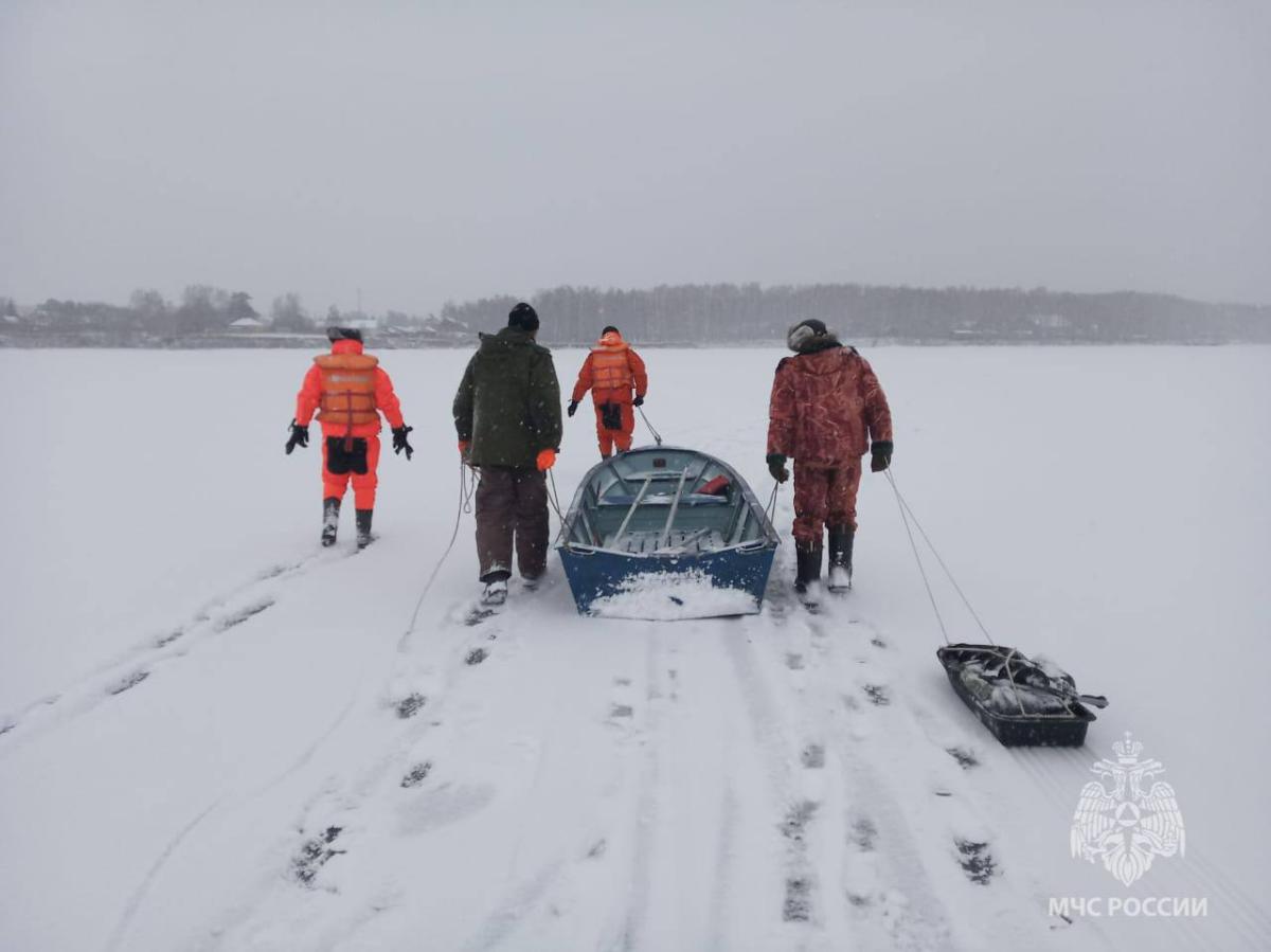 Девять рыбаков под Новосибирском дрейфовали на льдине