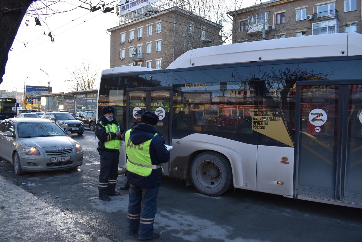 Троллейбусы грязные, автобусы неопрятные: мэр Локоть потребовал отмыть транспорт в Новосибирске