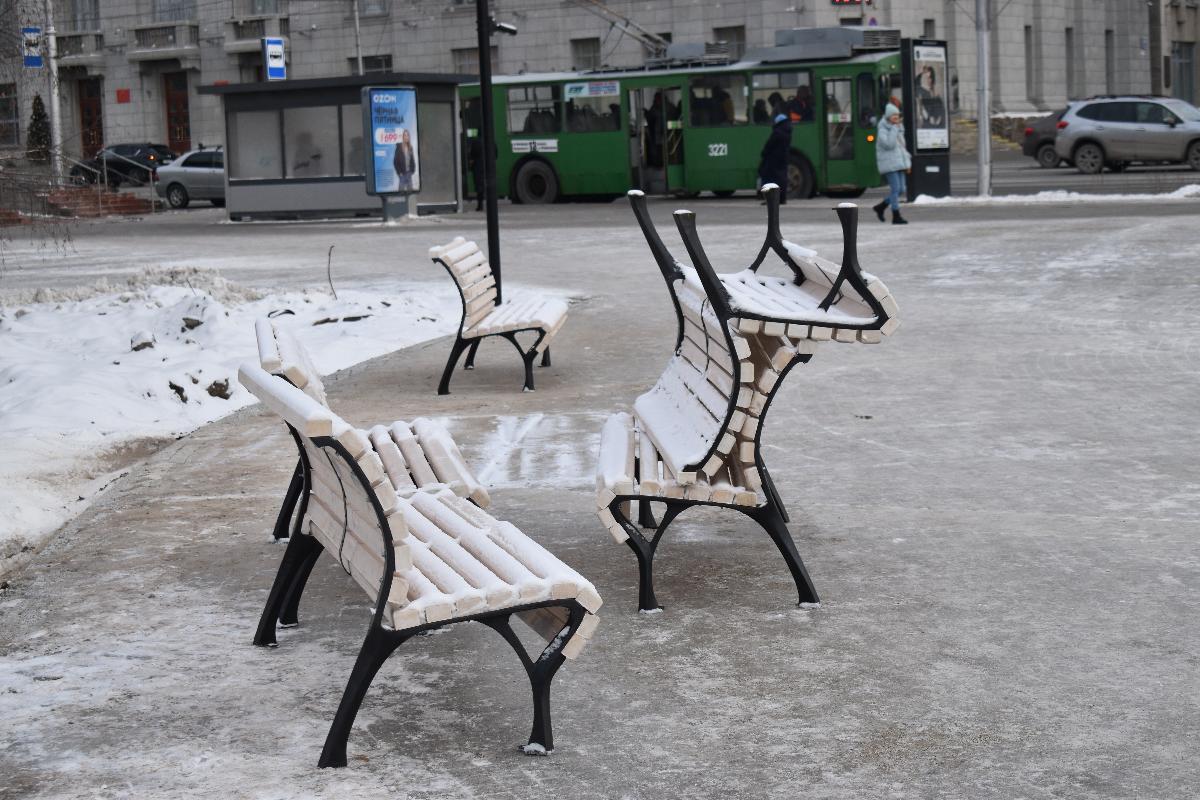 Простые и маркие: новые скамейки привезли в Первомайский сквер