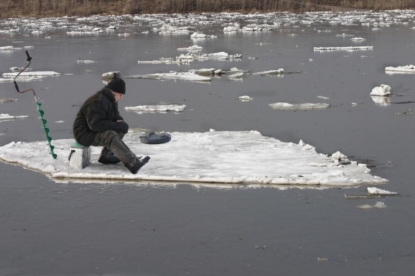 В Новосибирской области спасли четверых рыбаков, дрейфующих на льдине