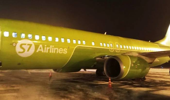 Экстренную посадку самолета в Новосибирске авиакомпания S7 объяснила колебанием оборотов двигателей