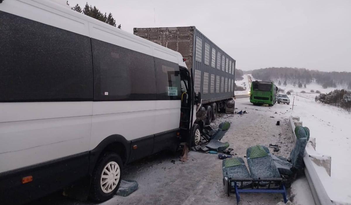 Микроавтобус с пассажирами врезался в фуру и автобус под Новосибирском