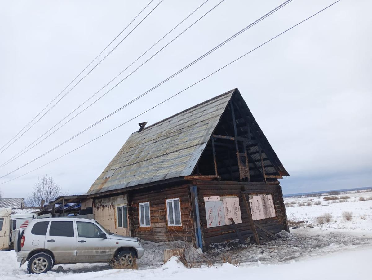 «Видимо, упал уголек из печки»: мать-одиночка осталась с тремя детьми на улице перед Новым годом