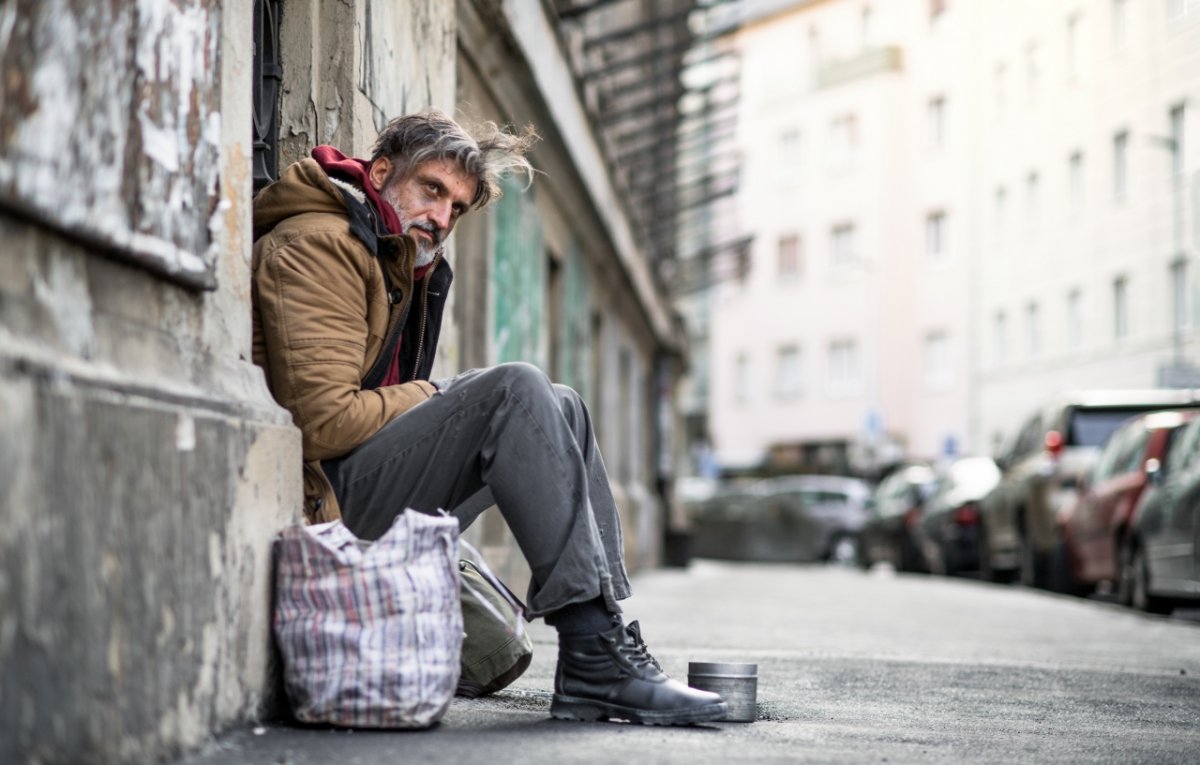 Какой я бедный мужчина. Бедный парень. Нищий парень. Бездомный сидит на улице.