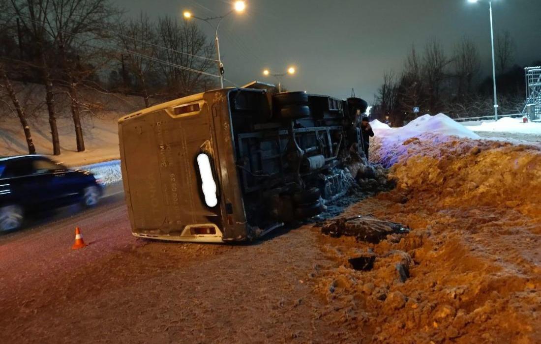 Маршрутное такси с пассажирами перевернулось в Новосибирске