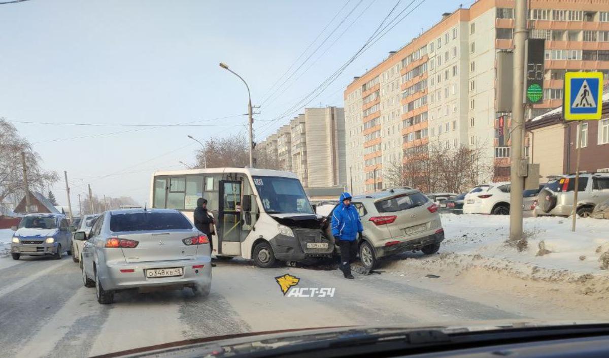 Маршрутное такси попало в ДТП в Новосибирске
