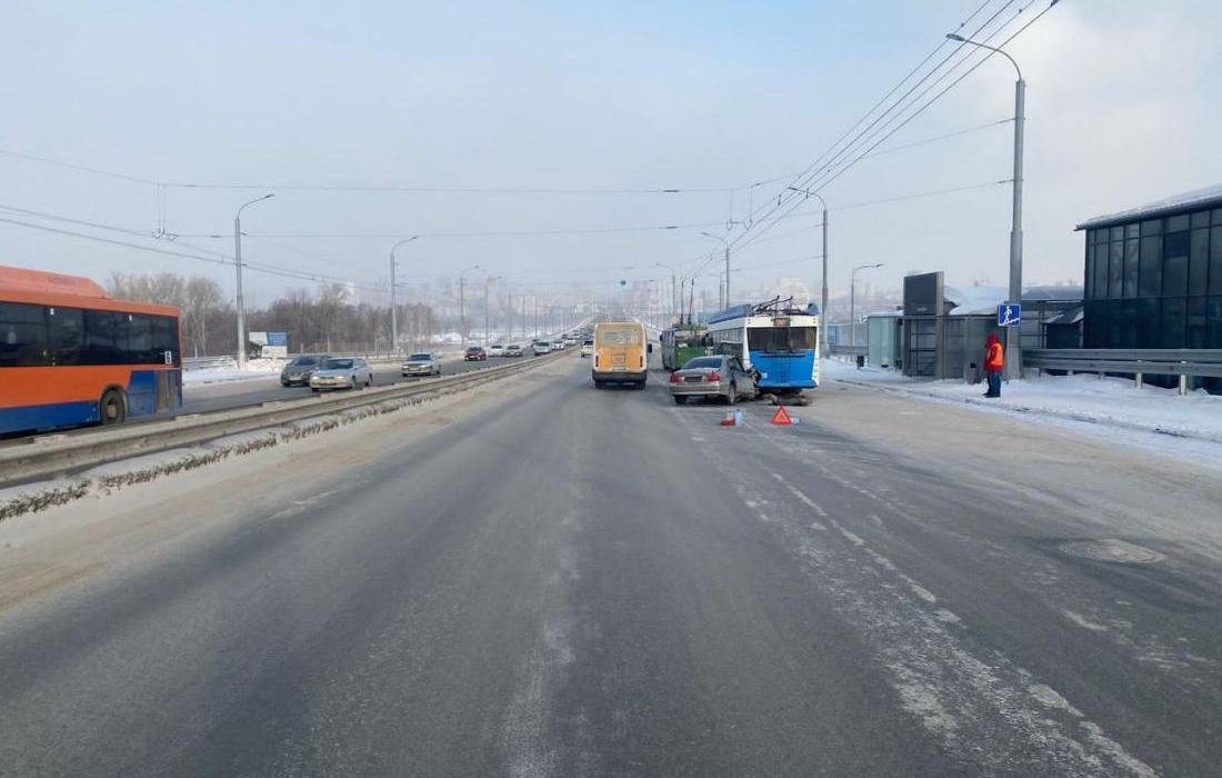 Водитель «Мицубиси» врезался в троллейбус в Новосибирске