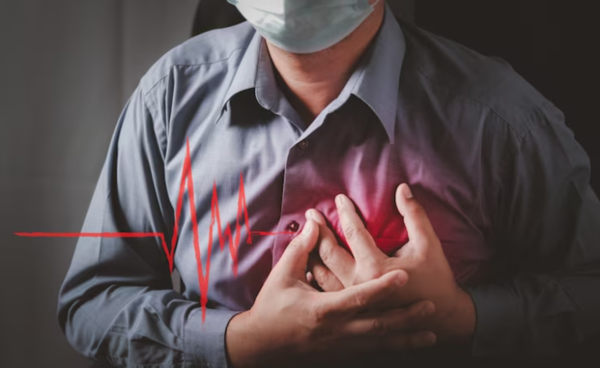 Кардиолог перечислил неочевидные симптомы инфаркта: не пропустите, их всего 3