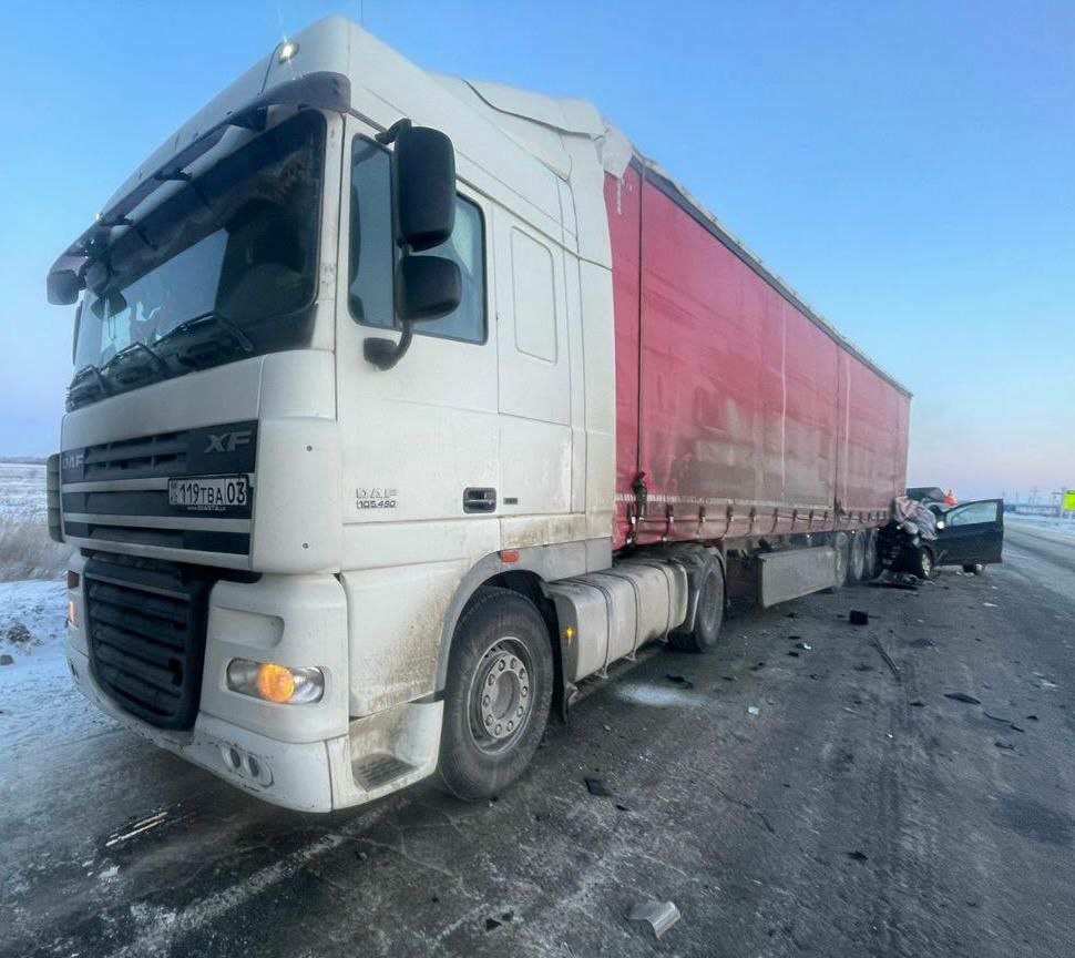 Водитель легковушки скончался после ДТП с грузовиком на новосибирской трассе