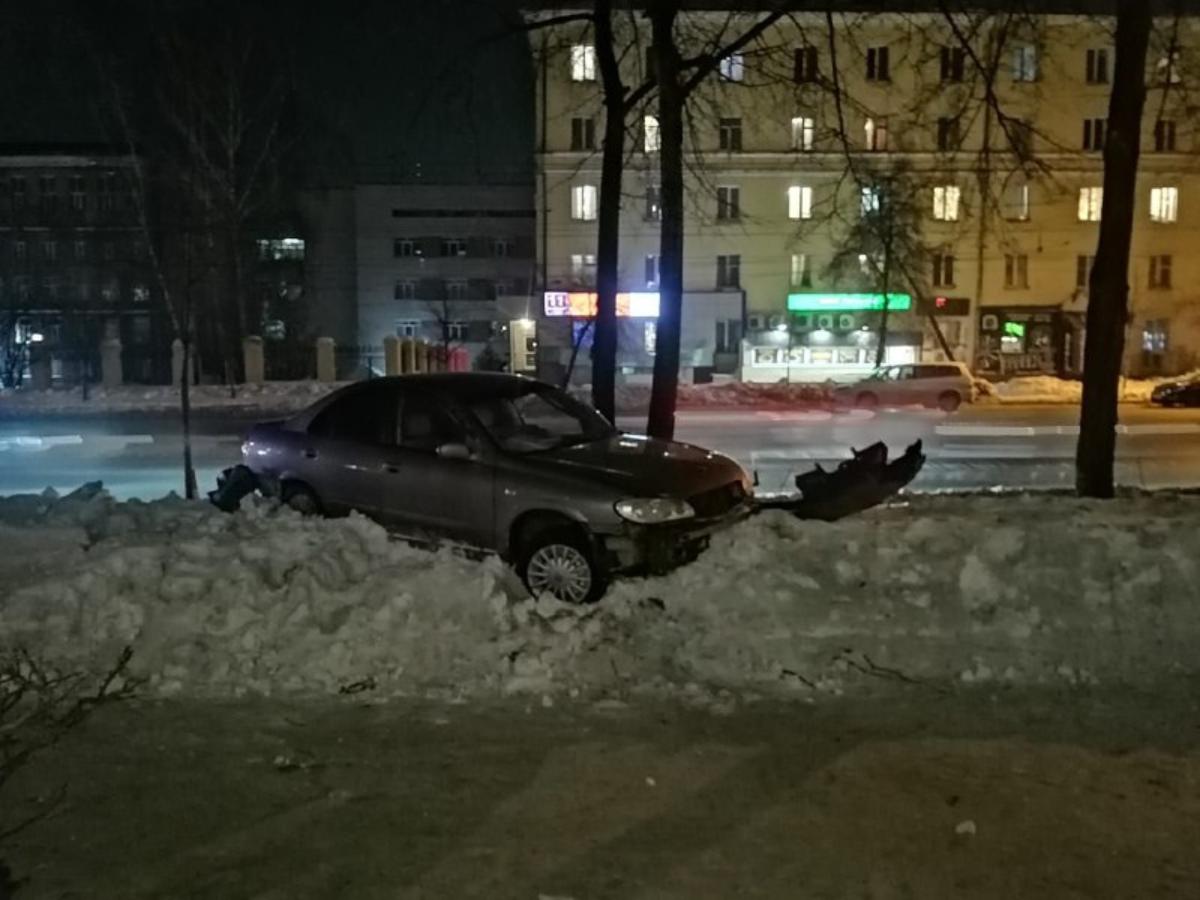 «Ниссан» влетел в дерево – пострадала девочка