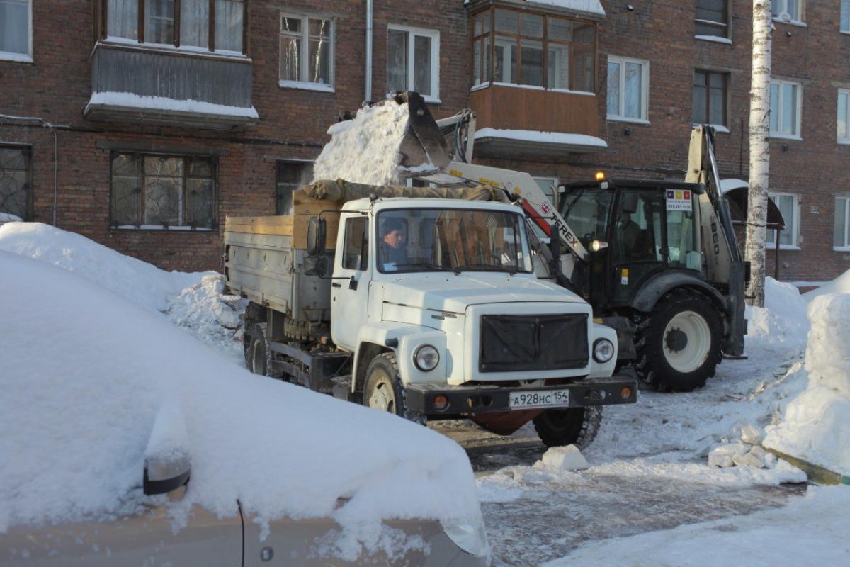 «Вылизать улично-дорожную сеть»: и.о. мэра устроил разнос из-за уборки Новосибирска от снега