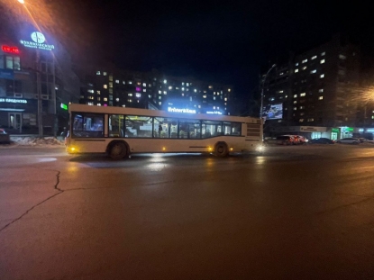 Перебегала дорогу: автобус насмерть сбил женщину в Новосибирске