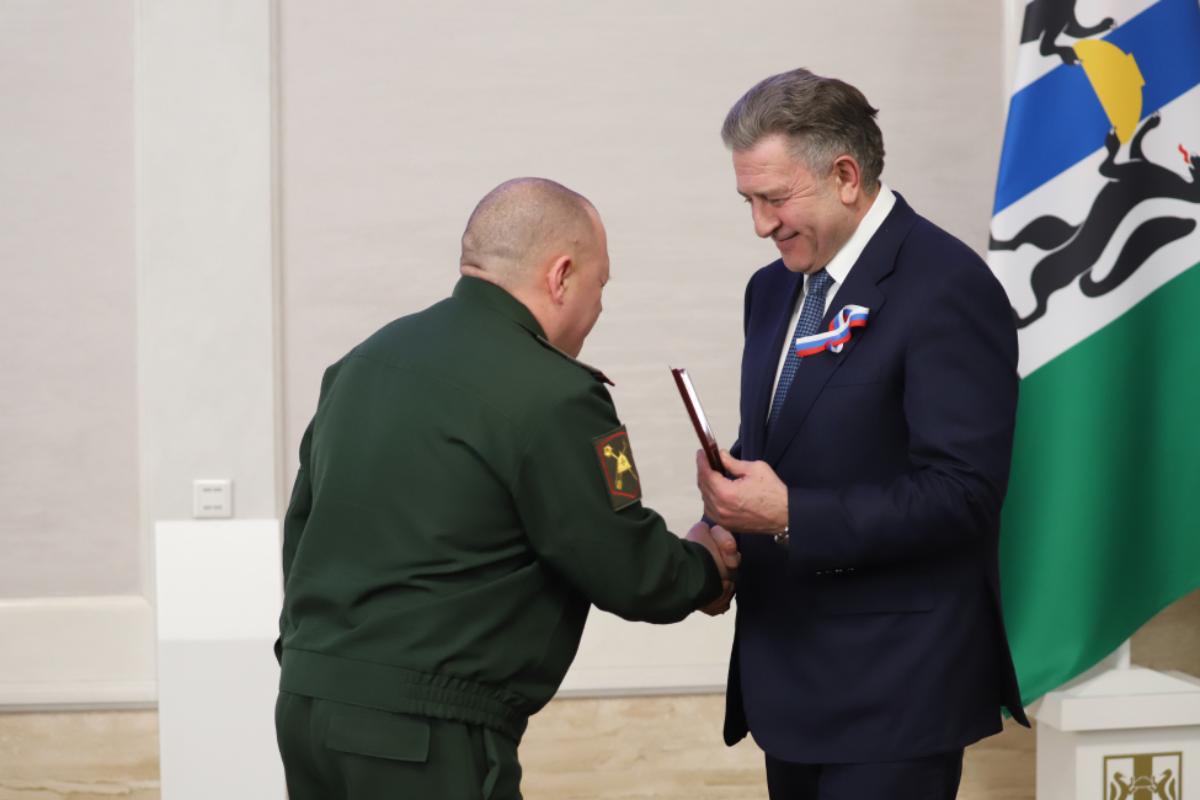 Спикер Заксобрания вручил награды военнослужащим