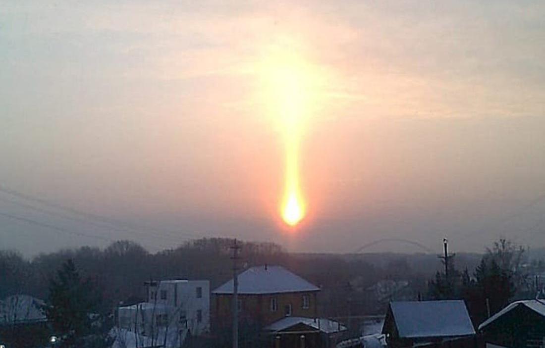 Светящийся столб запечатлели в небе над Новосибирском