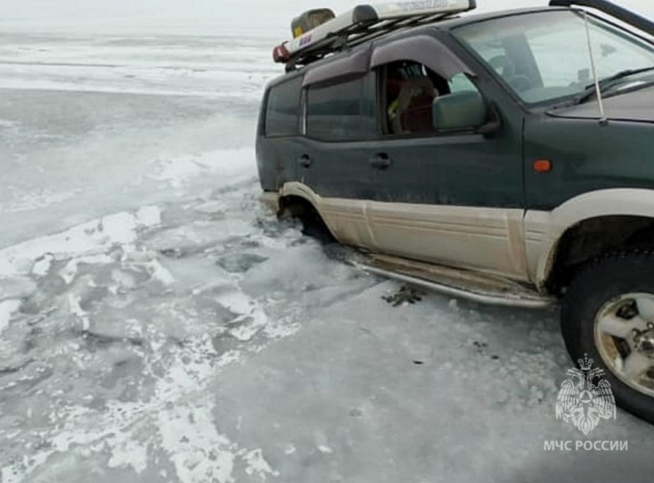 Семья с ребенком из Новосибирска провалилась под лед на Байкале