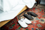Кот «делает дела» в тапки не просто так: эта и другие важные приметы про домашнюю обувь