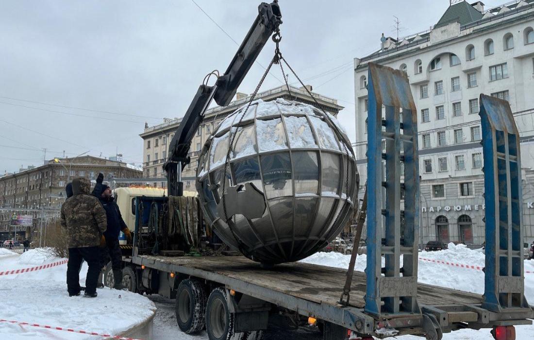 Зеркальный глобус убрали из сквера «Крылья Сибири»