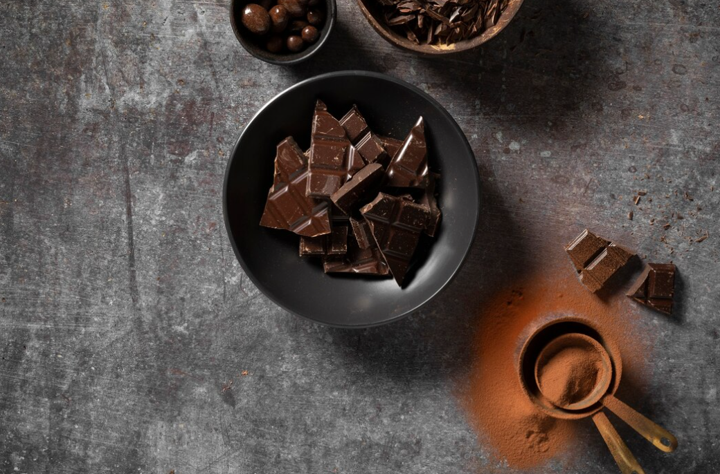 Горький шоколад снижает холестерин намного эффективнее, если есть его в сочетании с этой секретной добавкой