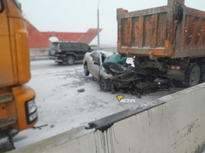На Бугринском мосту автомобиль врезался в припаркованный самосвал