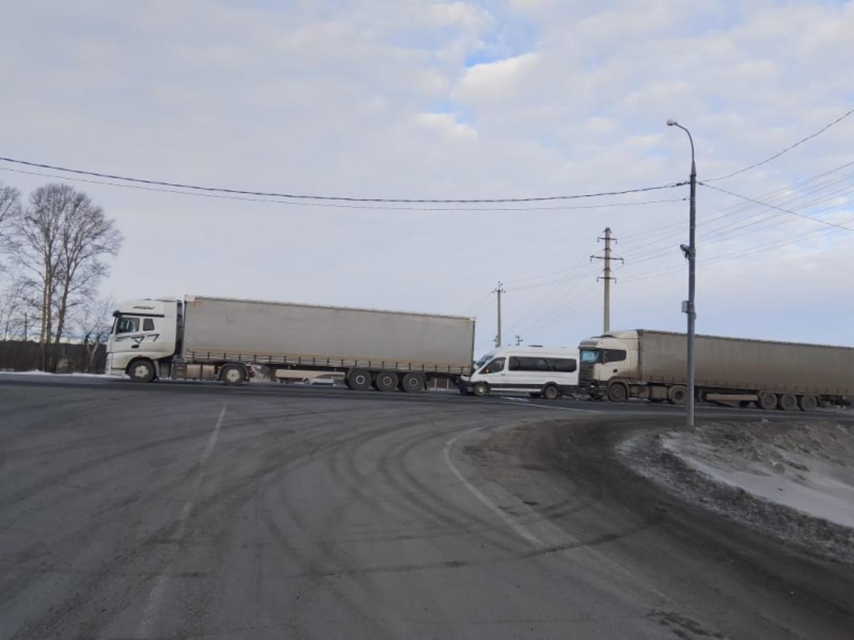 Два грузовика и пассажирский микроавтобус столкнулись на трассе
