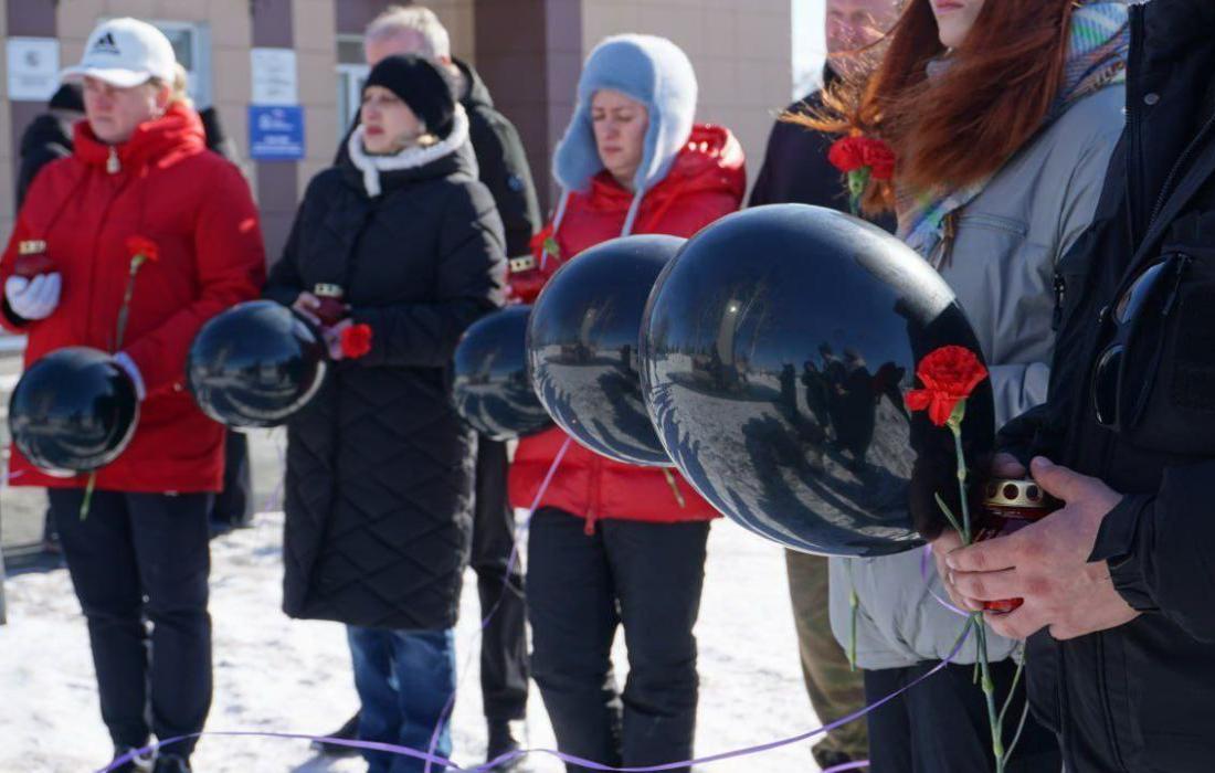 В Новосибирской области появились стихийные мемориалы жертвам теракта в «Крокусе»