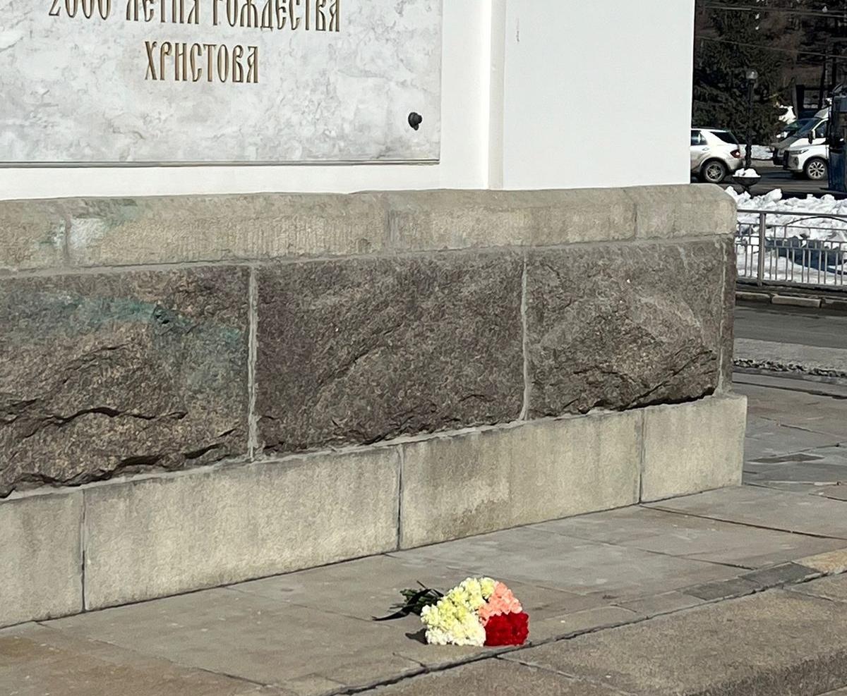 Стихийный мемориал в память о погибших в «Крокус Сити Холл» появился в Новосибирске