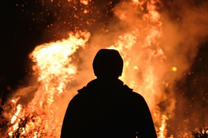 Два магазина военных товаров попытались сжечь в Новосибирске неизвестные